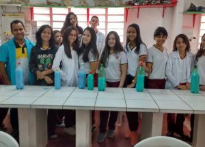 Aula no Laboratório de Química e Física