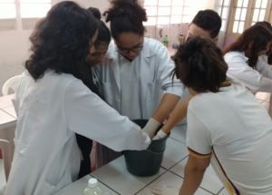 Aula no Laboratório de Química e Física