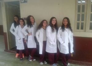 Aula no Laboratório de Química e Física