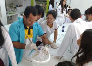 Aula no Laboratório de Química e Física