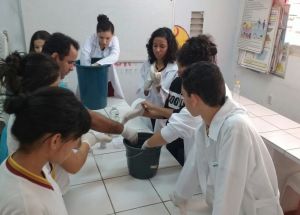 Aula no Laboratório de Química e Física