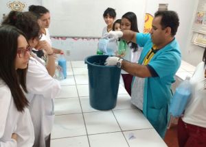 Aula no Laboratório de Química e Física